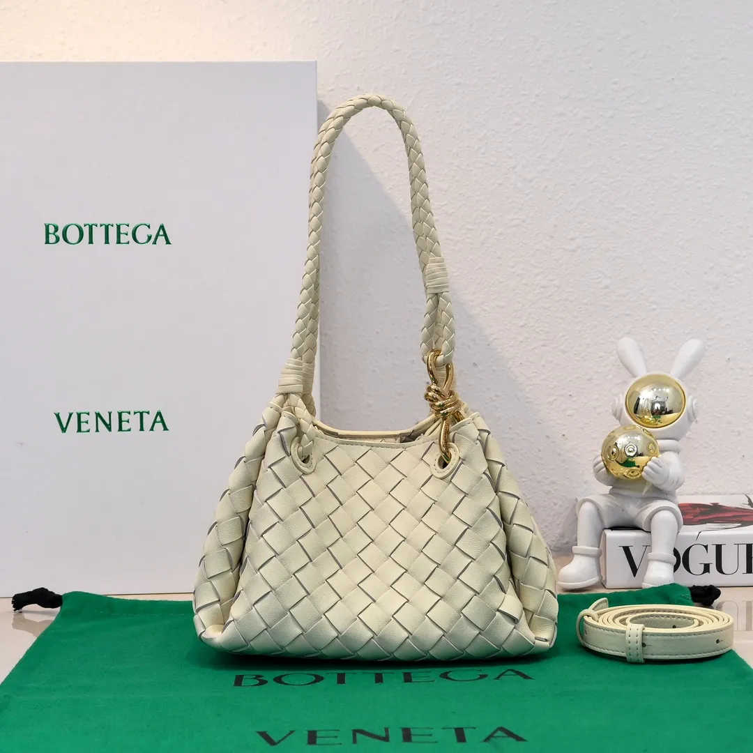 Batch 1760 BV home is new! Andiamo combines Bottega Veneta archives parachute handbags to inherit retro elements and integrate modern trends. The same style as Shu Qi's Beijing Night. It is a continuation of the classic bag. It has three functions: hand carry, shoulder and cross-body. It is embellished with metal brass knot buckles. The capacity of the small one is amazing. It can easily hold sunglasses in a box/small bottle of water/powder powder/charger and other daily necessities when going out. The upper body is versatile. Style number: 6569 Size: 21*17*16.5cm
